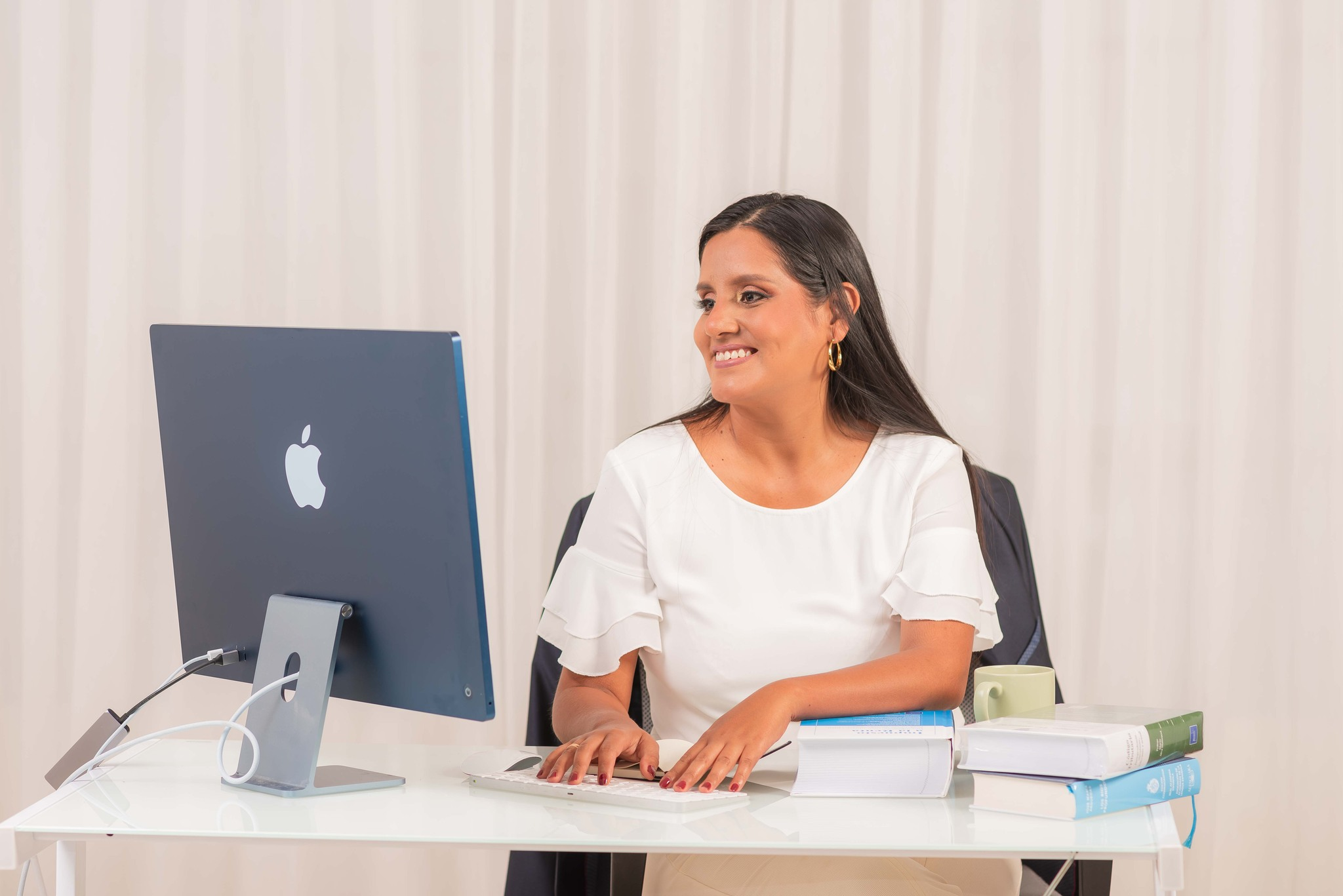 Angela Espinoza trabajando